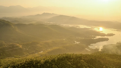 Le soleil matinal se lève sur le lac Van Truc.