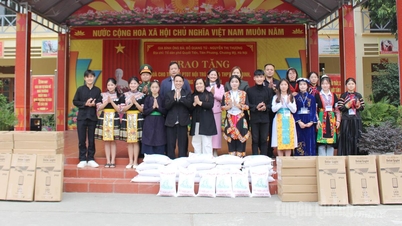 Personas de buen corazón donan regalos para apoyar a personas y escuelas de la provincia.