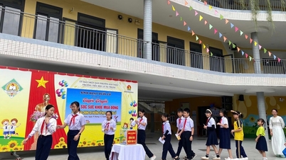 مدرسه ابتدایی لی تو ترونگ بیش از ۱۵۰ میلیون دونگ ویتنامی به افراد آسیب دیده از طوفان و سیل اهدا کرد.