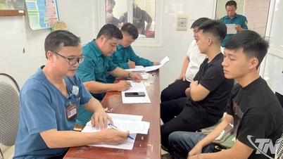 Voer de publiciteit rondom de militaire wervingsperiode op.