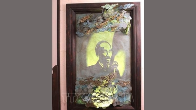 서울에서 조명 조형물로 표현된 호찌민 주석의 모습.