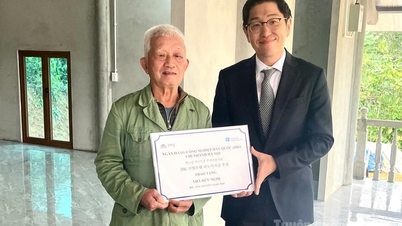 ベトラム村の極めて困難な状況にある家族に慈悲の家を寄贈。