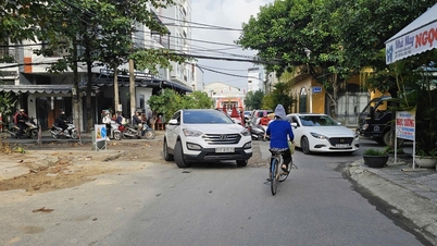 보도 시설과 보수 중인 도로 공사가 조속히 완료되어야 합니다.