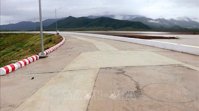 Wilayah Khanh Hoa sedang mengambil tindakan tegas untuk menangani keretakan dan resapan air di takungan Song Than.