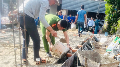 Membrii sindicatelor de tineret și tinerii ajută la construirea de case pentru gospodăriile afectate de inundații.