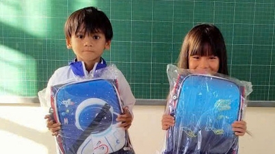 Copiii le-au dat prietenilor noile ghiozdane de școală după inundație.