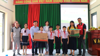 Tidningen och radio- och tv-stationen Khanh Hoa donerade 30 datorer till skolor som drabbats av översvämningarna.