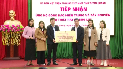 Prowincjonalny Komitet Frontu Ojczyzny otrzymuje darowizny od gminy Son Thuy w celu wsparcia mieszkańców regionów Central i Central Highlands.