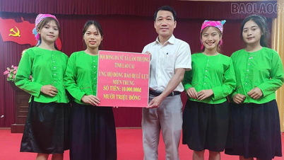 Echipa feminină de fotbal a comunei Lam Thuong a donat 10 milioane de VND pentru a sprijini oamenii din Vietnamul Central afectați de inundații și furtuni.