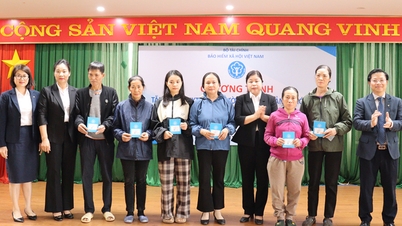 Bac Ninh: Donating health insurance cards to people in difficult circumstances.
