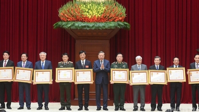 Prezydent i wielu członków Biura Politycznego zostało odznaczonych medalami.