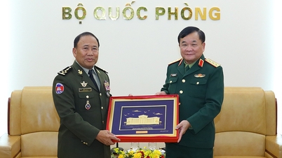 Jeneral Hoang Xuan Chien menerima jeneral tentera Kemboja.