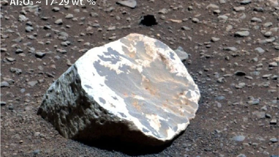 مریخ پر عجیب و غریب سفید چٹانیں دریافت ہوئی ہیں جن کے بارے میں شبہ ہے کہ یہ قدیم بارش کے آثار ہیں۔