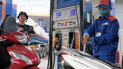 Yurtiçi yakıt fiyatları genel olarak düştü ve RON95-III'ün fiyatı şu anda 20.082 VND.