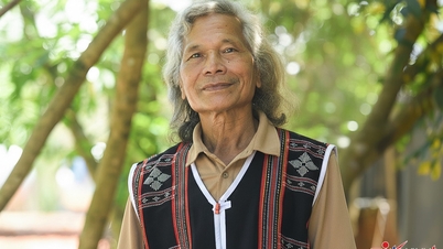 Tetua desa dengan "empat keunggulan," orang Co Tu pertama yang meraih gelar universitas.