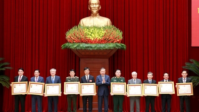 Foto: Generalsekretær To Lam leder den nasjonale konferansen som oppsummerer arbeidet med å forebygge og bekjempe korrupsjon, sløsing og negative fenomener i løpet av den 13. partikongressen.
