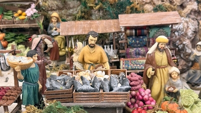 ドンナイ：長さ 7 メートルを超える、何千もの本物そっくりの細部が描かれたクリスマスの降誕シーン。