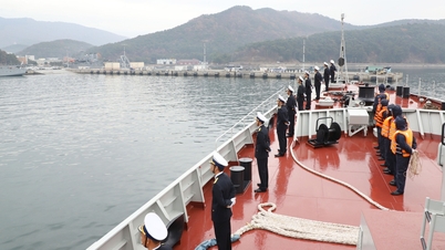 Kapal fregat rudal 015 Tran Hung Dao berlabuh di pelabuhan Jinhae, memulai kunjungannya ke Korea Selatan.