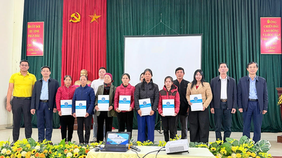 Het uitdelen van zorgverzekeringskaarten aan mensen in moeilijke omstandigheden in de wijk An Tuong.
