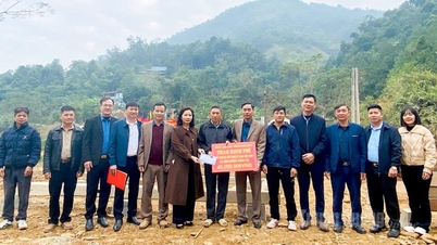 Ngoc Duong کمیون لینڈ سلائیڈ کے شکار علاقوں سے مکینوں کو منتقل کرنے کے لیے مالی مدد فراہم کر رہا ہے۔