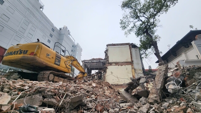 ទីក្រុងហាណូយបានរុះរើសំណង់នានាដើម្បីបង្កើតជាការ៉េនៅខាងកើតបឹង Hoan Kiem។