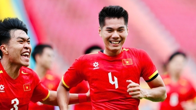 Vietnam U22 vs Malajsie U22 (první poločas) 1:0: Minh Phúc zvyšuje skóre.