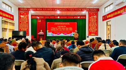 Schulung zur Entwicklung und Umsetzung von Dorfregeln und -bräuchen in der Gemeinde Van Lang im Jahr 2025.