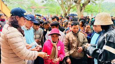 Trao tặng hơn 700 phần quà cho người dân xã Thượng Trạch