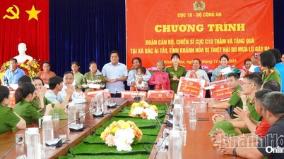 Avdelning C10 - Ministeriet för offentlig säkerhet donerade 50 presentpaket till människor i Bac Ai Tay kommun som drabbats av översvämningar.