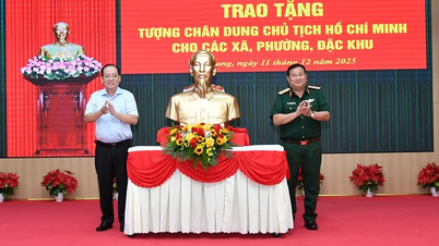 An Giang: Presenting portrait statues of President Ho Chi Minh to communes, wards, and special zones.