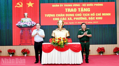 Presenting portrait statues of President Ho Chi Minh to communes, wards, and special zones in An Giang province.
