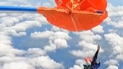 De video toont het angstaanjagende moment waarop een parachutist vast komt te zitten in de staart van een vliegtuig.