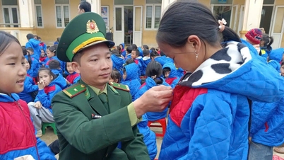 [Foto] Grenswachtpost Na Ngoi deelt 484 cadeaus uit aan studenten en gezinnen vóór het begin van het koude seizoen.