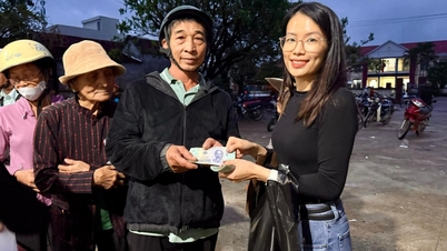 مجموعة أبيك تتبرع بملياري دونغ فيتنامي لضحايا الفيضانات في شرق داك لاك.