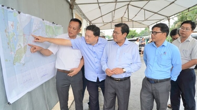 این جیانگ پراونشل پیپلز کمیٹی این جی او کانگ تھوک کے وائس چیئرمین ساحلی سڑکوں اور سرحدی گشتی سڑکوں کے تعمیراتی منصوبوں کی پیشرفت کا معائنہ کر رہے ہیں۔