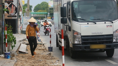 A cidade de Ho Chi Minh intensifica as obras viárias no final do ano: escavações apenas à noite e calçadas concluídas rapidamente para receber o Tet de 2026.