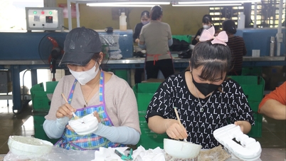 Hoang Dieu bőrcipő-készítő falu a Tet-szezonban.