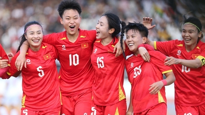 Echipa feminină a Vietnamului câștigă împotriva Myanmarului cu lovituri de cap și avansează cu mândrie în semifinale: Președintele VFF acordă 700 de milioane de VND.