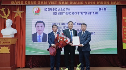 Apresentação da decisão de nomeação para o título de Professor Associado na área de Medicina Tradicional Vietnamita.