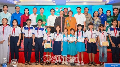 Foram concedidas 245 bolsas de estudo Vu A Dinh e bolsas de estudo "Para o Amado Hoang Sa - Truong Sa".