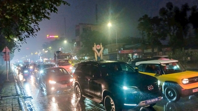 Muitas ruas de Vinh ficam congestionadas durante o horário de pico.