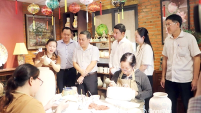 Vicevoorzitter Le Truong Son van het Provinciaal Volkscomité voert een veldonderzoek uit naar de ontwikkeling van typische toeristische producten van de provincie.