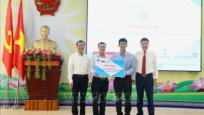 বন্যা কবলিত এলাকার কঠিন পরিস্থিতিতে মানুষদের স্বাস্থ্য বীমা কার্ড দান করা।