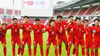 Le Premier ministre Pham Minh Chinh félicite les deux équipes de football vietnamiennes.