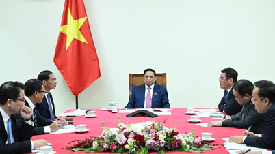 [ছবি] প্রধানমন্ত্রী ফাম মিন চিন রাশিয়ার রোসাটম কর্পোরেশনের প্রধান নির্বাহী কর্মকর্তার সাথে ফোনে কথা বলছেন।