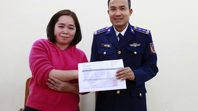 Egy parti őrség tisztje visszaadta a polgár által tévesen átutalt 150 millió vietnami dongot.