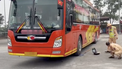 Ônibus de passageiros com sobrecarga superior a 200% em rodovia.