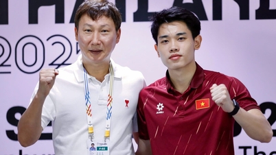 នាយករដ្ឋមន្ត្រី ប្រគល់ប័ណ្ណសរសើរដល់គ្រូបង្វឹក Kim Sang-sik និងគ្រូបង្វឹក U.23 វៀតណាម៖ ដំណឹងល្អខ្លាំងណាស់ មុនការប្រកួតវគ្គពាក់កណ្តាលផ្តាច់ព្រ័ត្រ។