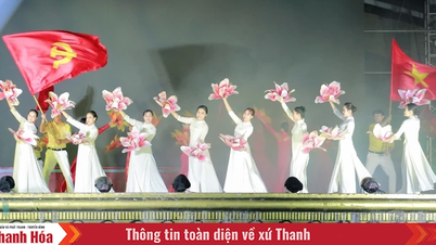 ল্যাম সন স্কয়ারে নিরাপদ কৃষি পণ্য এবং খাদ্য প্রদর্শনীতে দর্শনার্থীদের জন্য শৈল্পিক পরিবেশনা উপস্থাপন করা হয়।