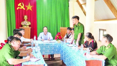 يساهم أعضاء الحزب الذين يرتدون الزي العسكري في بناء المنطقة...